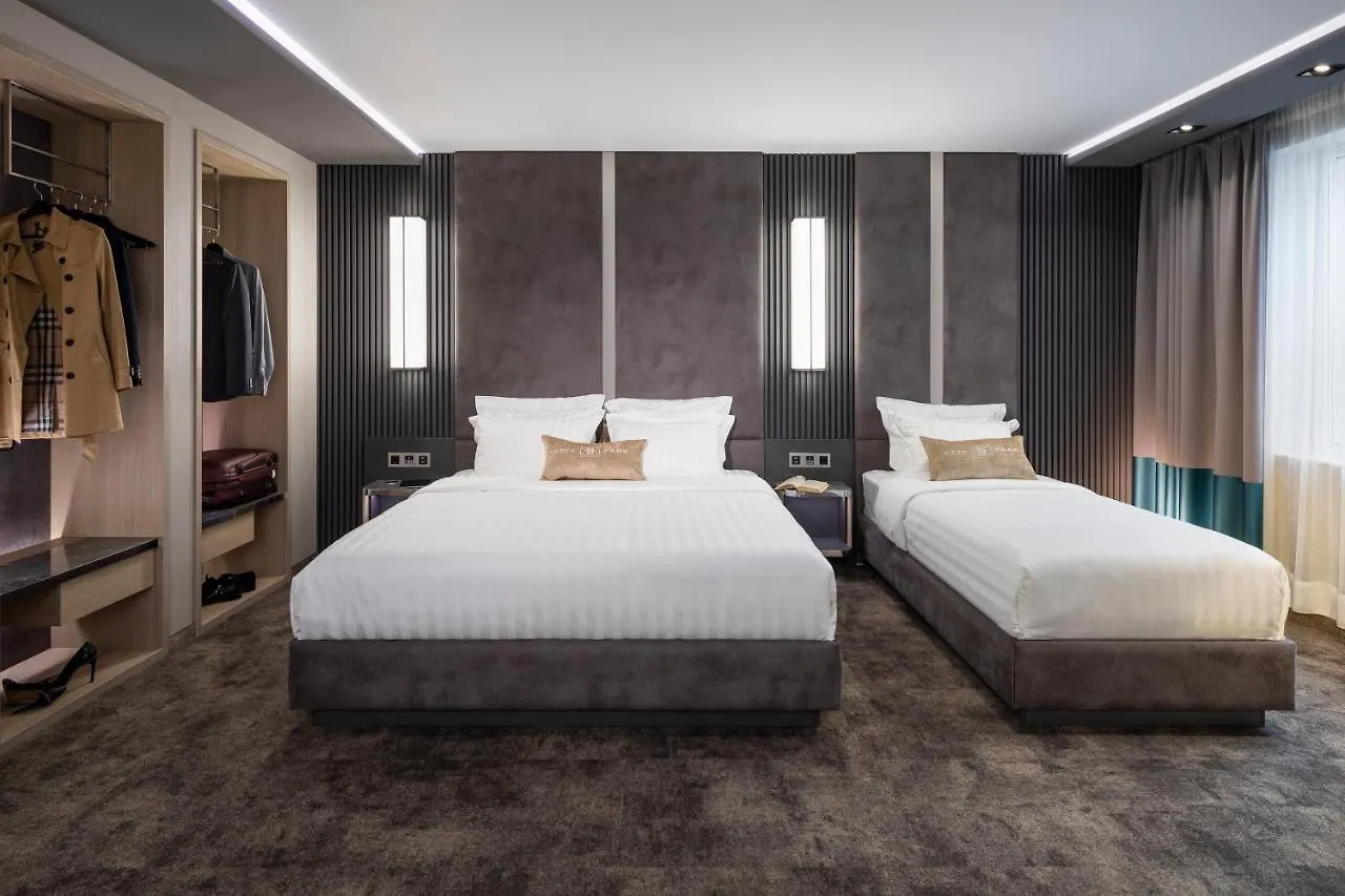 Hotel Este Park Hotel: Urban Chic Luxury with Parking Near Shopping Mall Plovdiv