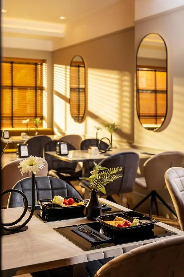 Este Park Hotel: Urban Chic Luxury with Parking Near Shopping Mall Plovdiv