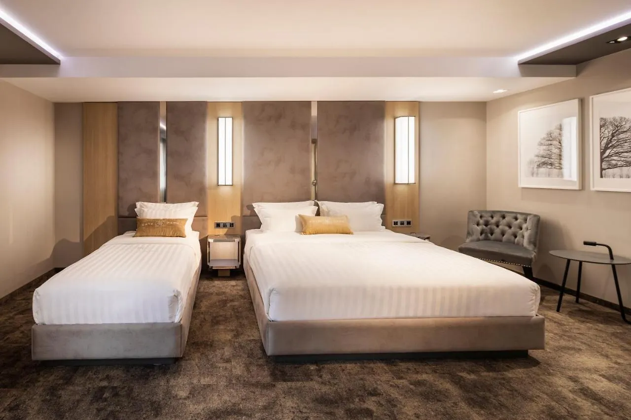Este Park Hotel: Urban Chic Luxury with Parking Near Shopping Mall Plovdiv